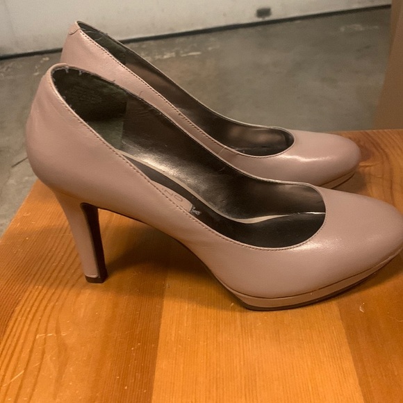 Bandolino Patent Leather Nude Pump Closed Toe Heels, Women Size 7 - Picture 3 of 15